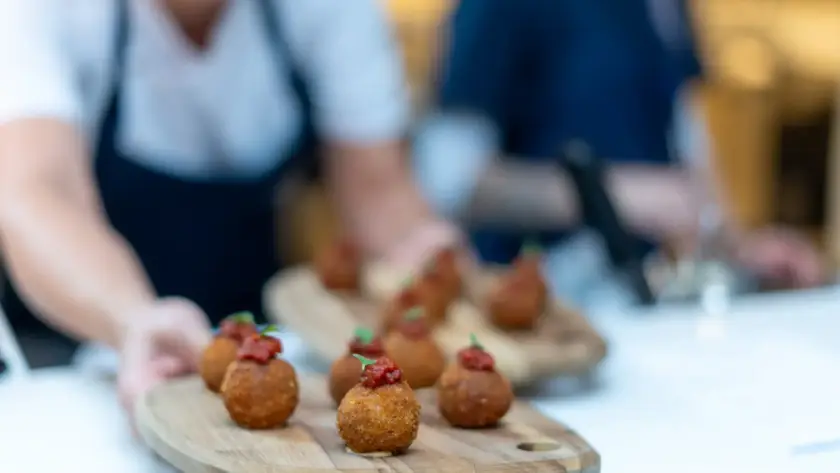 Catering corporativo na Cellar Cave com pratos de finger food apresentados de forma elegante e atrativa, ideal para eventos empresariais.