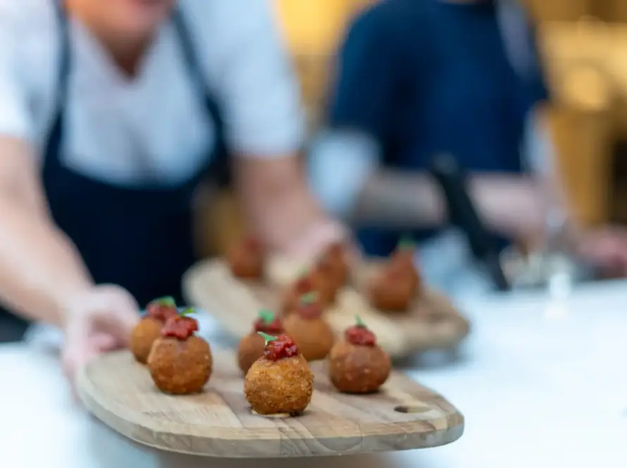 Catering corporativo na Cellar Cave com pratos de finger food apresentados de forma elegante e atrativa, ideal para eventos empresariais.