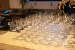 Variedade de taças de vinho em uma degustação de catering corporativo com seleção de vinhos para eventos empresariais.