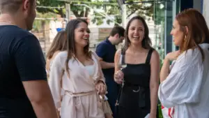 Pessoas brindando com vinho durante eventos sociais na Cellar Cave, restaurante da Cellar Vinhos, em ambiente ao ar livre acolhedor e elegante.